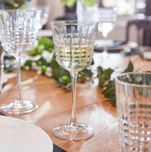 Disfruta de tus brindis con estas preciosas copas navideñas