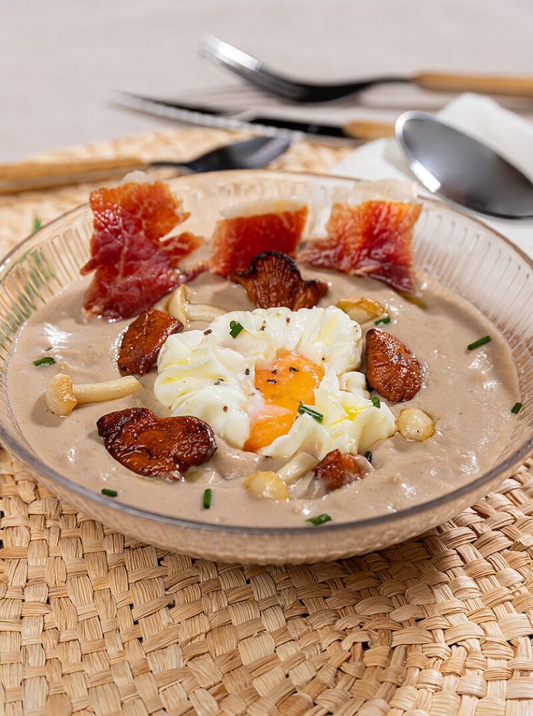 Crema de setas y jamón con huevos trufados