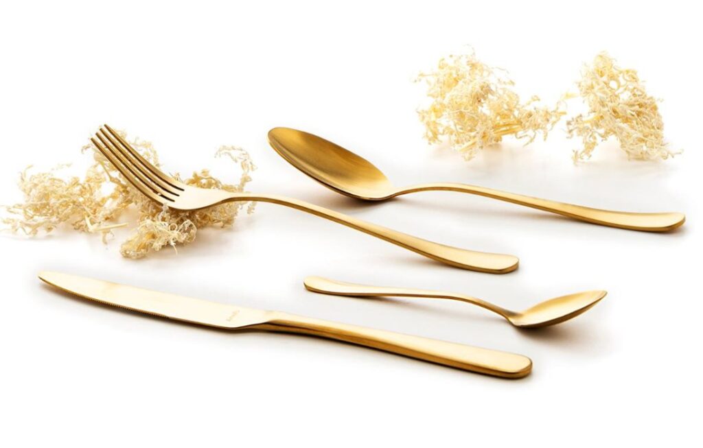 cubertería dorada perfecta para navidad