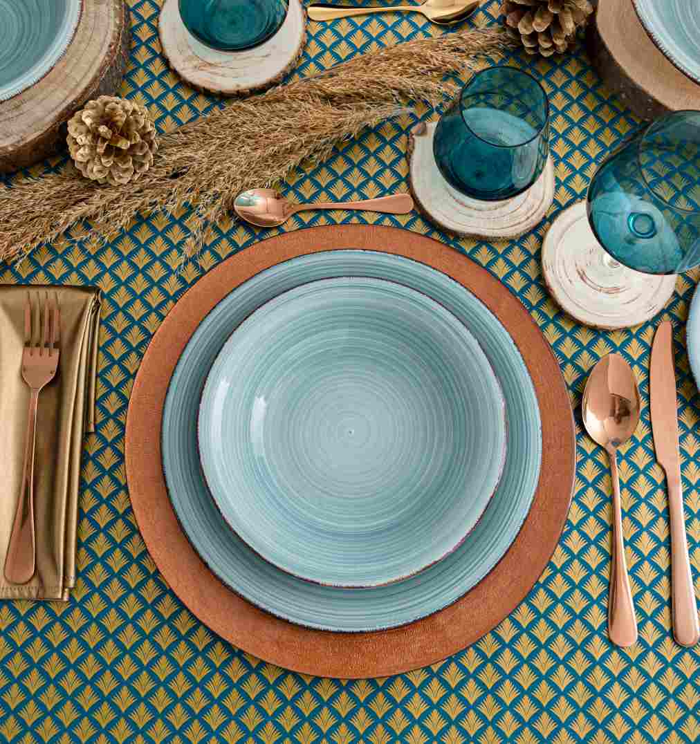 mesa navideña con cubertería dorada