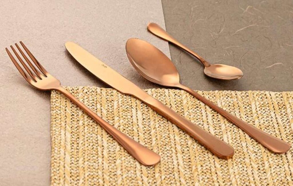 Un set de cubiertos en un color original y diferente