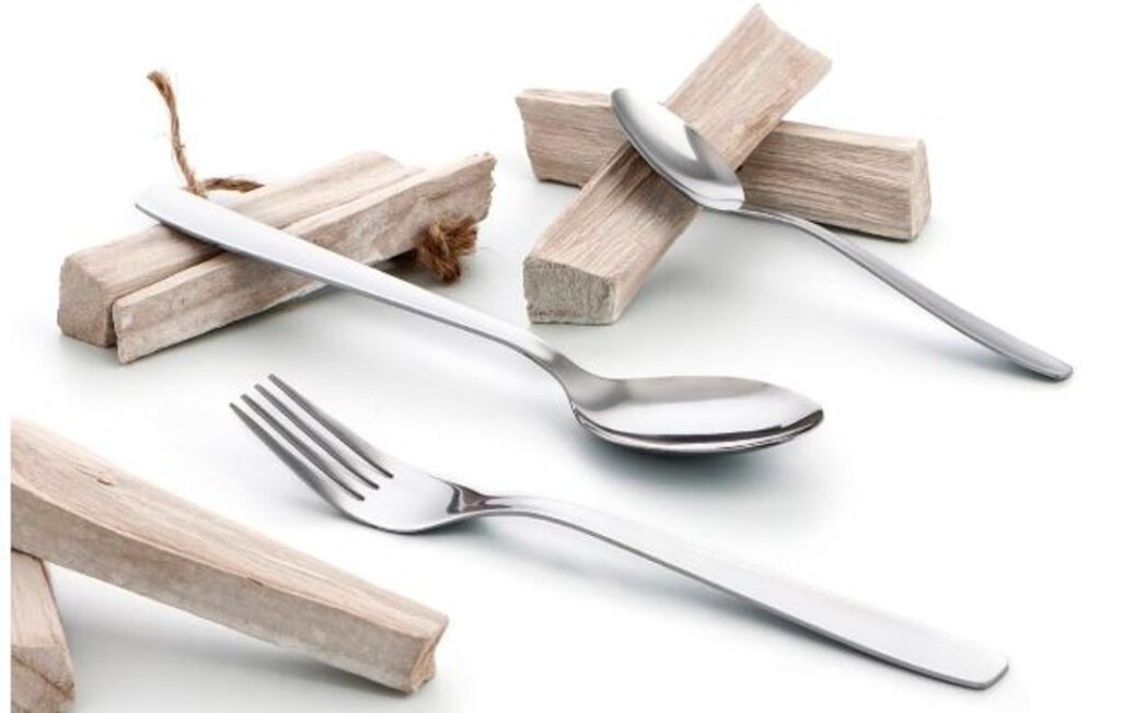 Un set de cubiertos en acero inoxidable