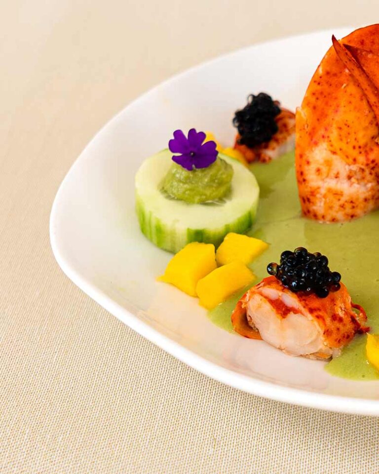Gazpacho de manzana verde con bogavante, aguacate y mango