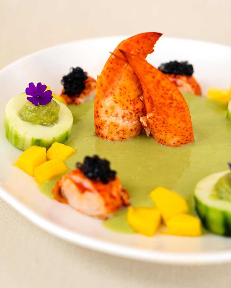 Gazpacho de manzana verde con bogavante, aguacate y mango