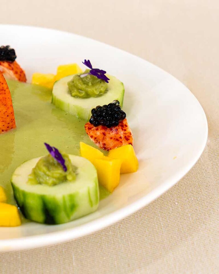 Gazpacho de manzana verde con bogavante, aguacate y mango