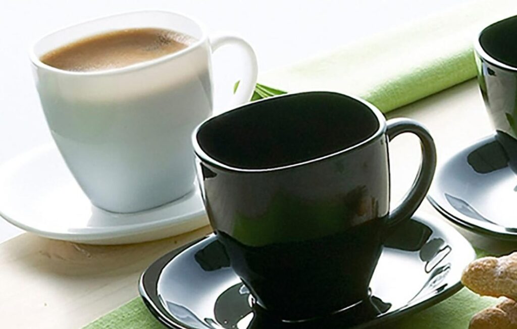 Juego de café tazas blancas y negras