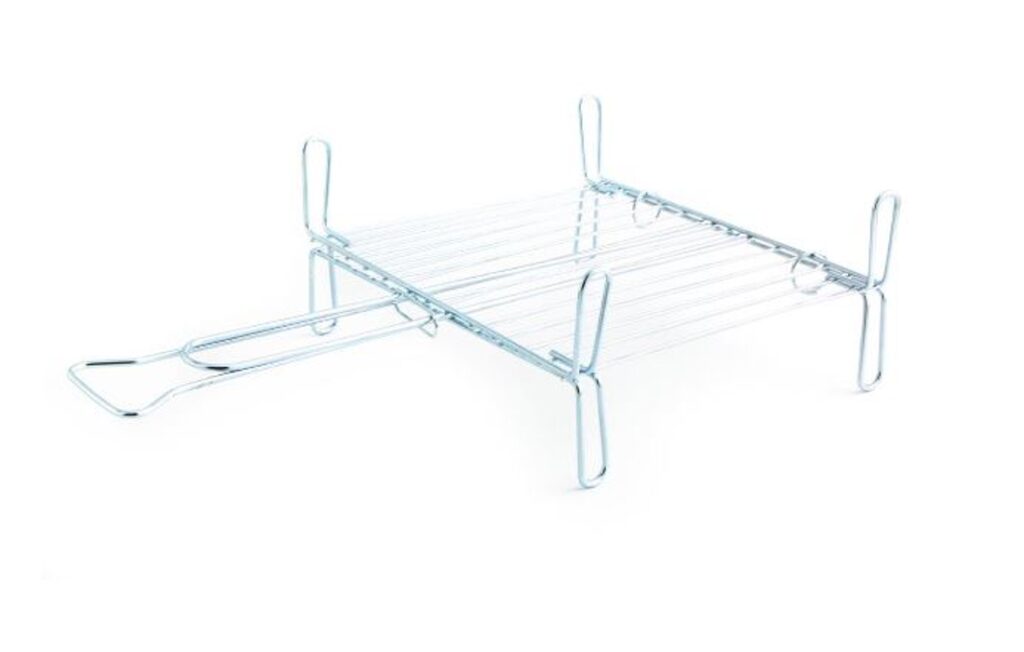 Una parrilla doble de acero inoxidable es versátil y cocina carnes y vegetales simultáneamente, perfecta para reuniones al aire libre.