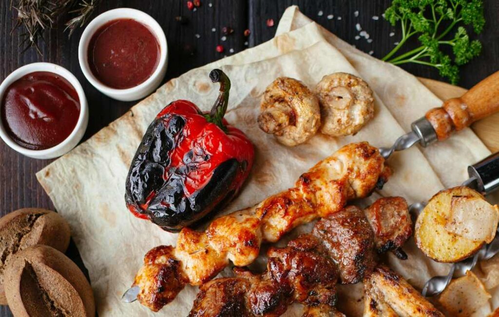 Una moderna parrilla de acero inoxidable permite cocinar al aire libre con estilo y conjugando funcionalidad.