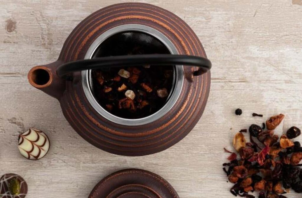 Una tetera de hierro fundido en un original color bronce Una tetera de hierro fundido en un original color bronce