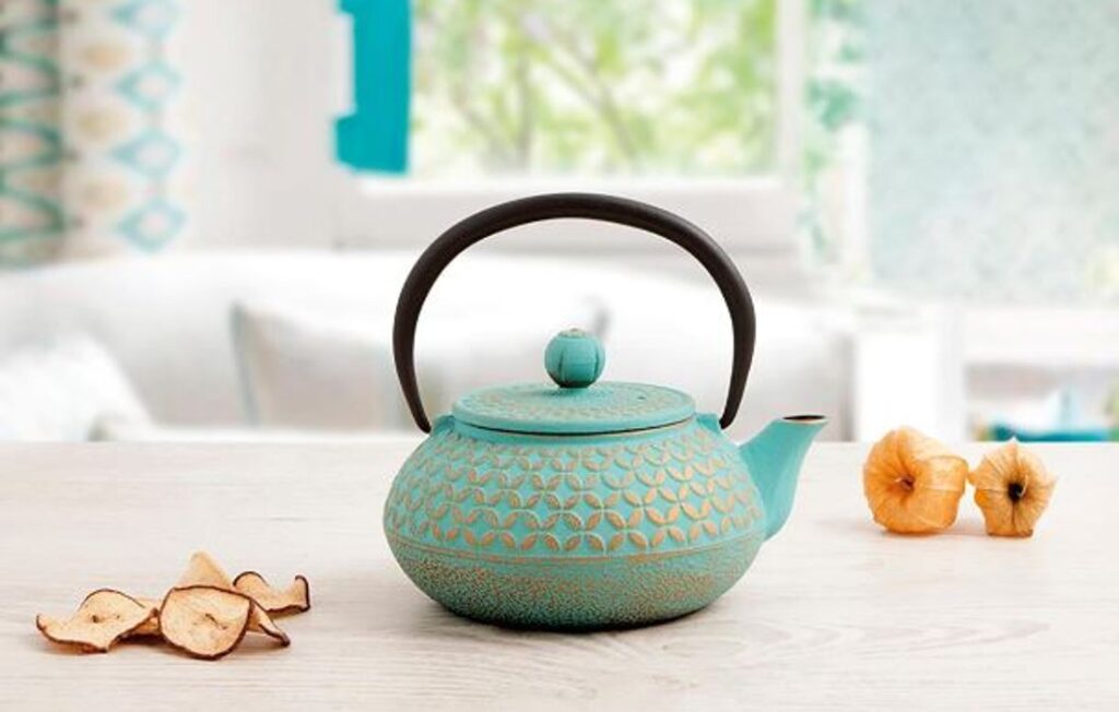 Inspiración oriental en esta tetera de hierro fundido color azul Inspiración oriental en esta tetera de hierro fundido color azul