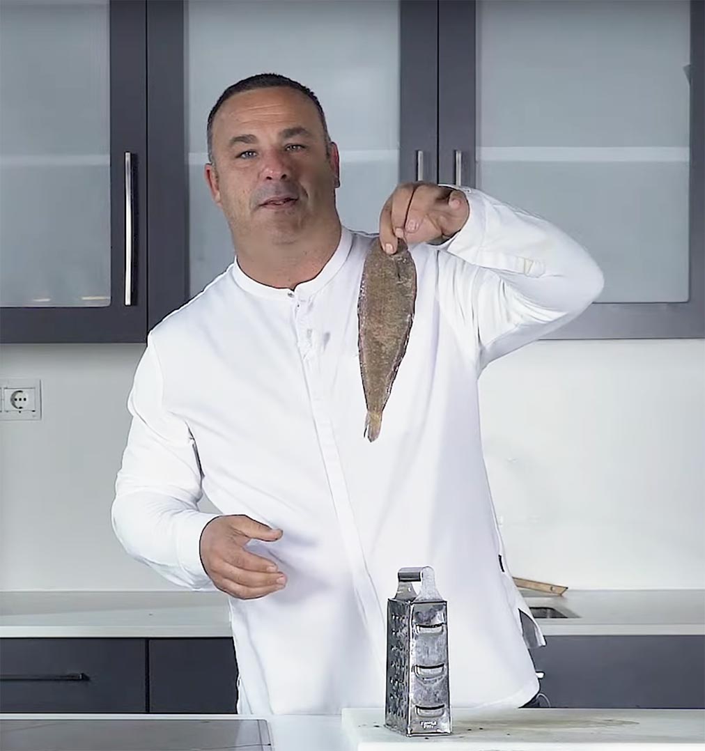 Truco marinero para desescamar pescado del chef Ángel León