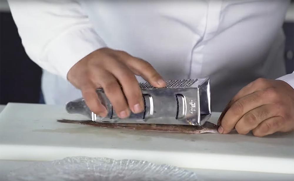 Truco marinero para desescamar pescado del chef Ángel León