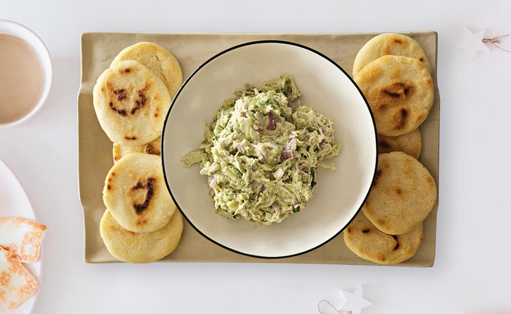 Receta de Arepas venezolanas rellenas de Reina pepiada