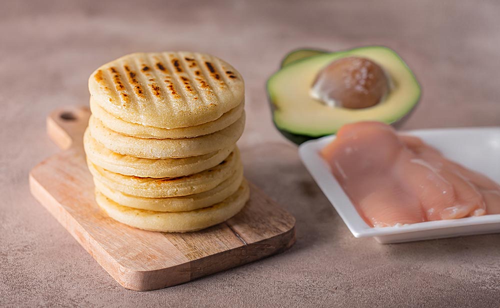 Receta de Arepas venezolanas rellenas de Reina pepiada