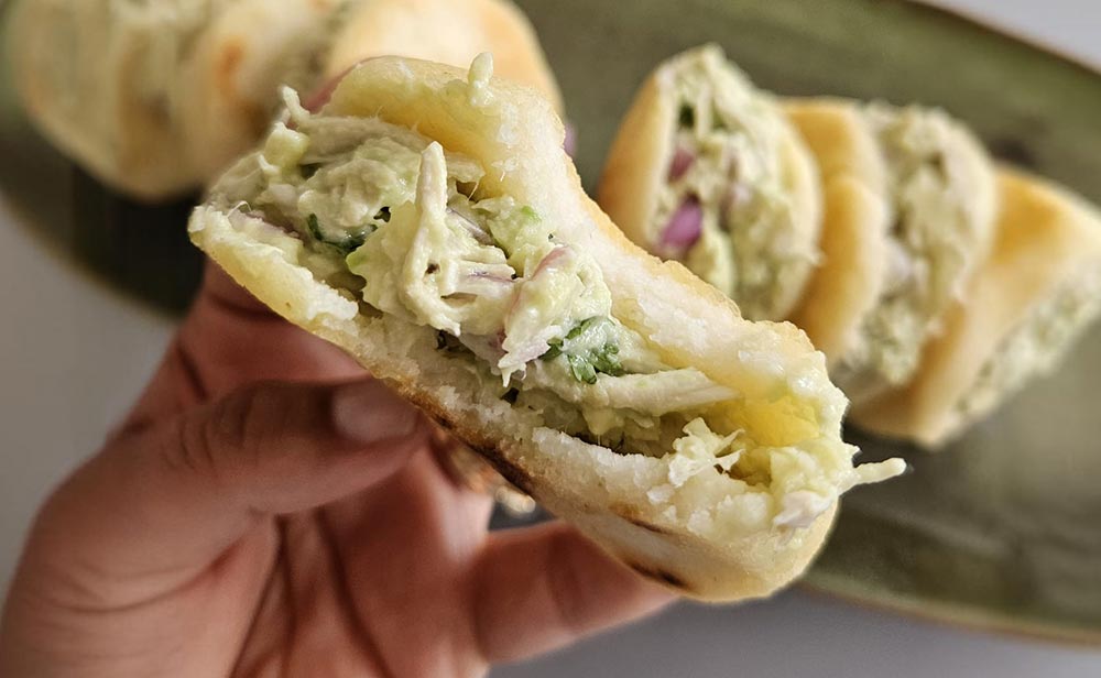 Receta de Arepas venezolanas rellenas de Reina pepiada