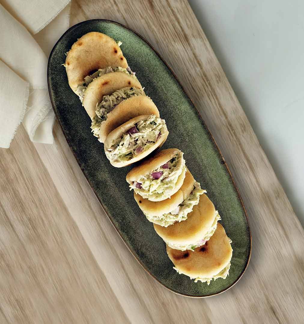 Receta de Arepas venezolanas rellenas de Reina pepiada