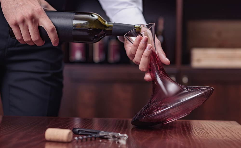 ¿Por qué y cuándo decantar un vino?
