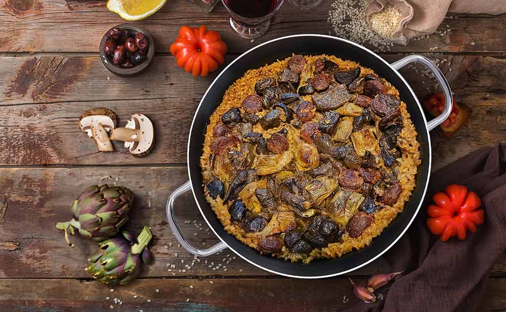 Arroz seco de blanquet, alcachofas y boletus