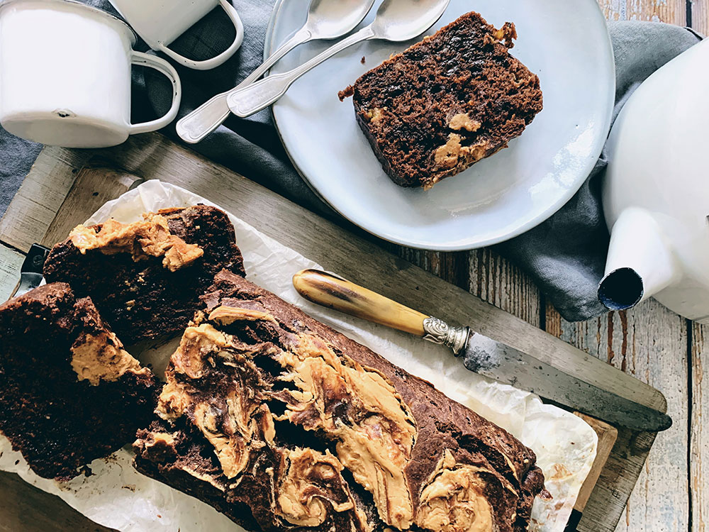 Bizcocho de plátano con chocolate y cacahuete