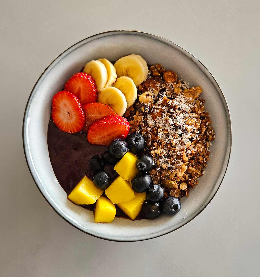 Açaí Bowl con granola casera