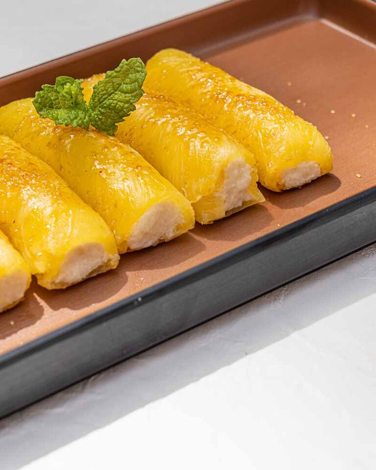 Canelones de piña, queso mascarpone y almendra