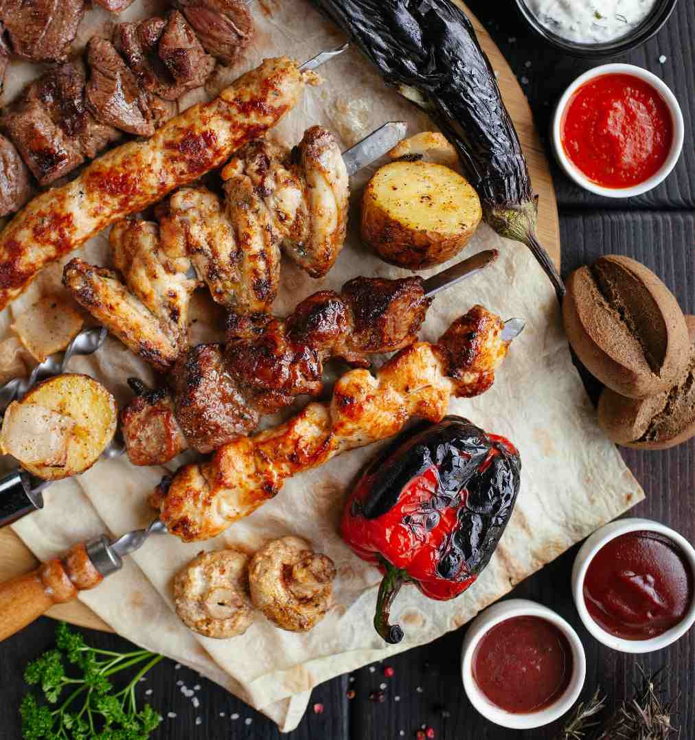 alimentos cocinados a la barbacoa o parrilla