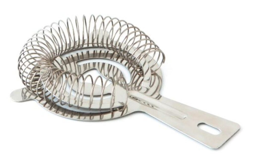 El colador de cóctel es otro de nuestros utensilios de coctelería favoritos El colador de cóctel es otro de nuestros utensilios de coctelería favoritos