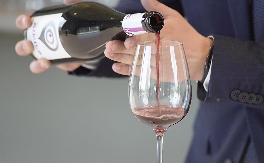 Aperitivos con vinos jóvenes en la copa de vino adecuada