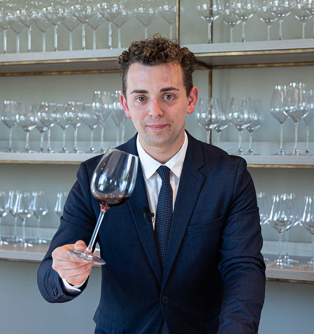 Aperitivos con vinos jóvenes en la copa de vino adecuada