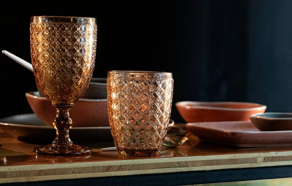 copas de color dorado y vaso dorado