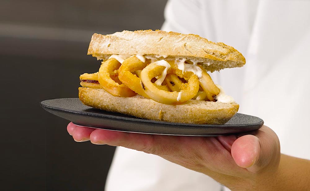 Bocadillo de calamares a la romana con alioli de Mario Sandoval
