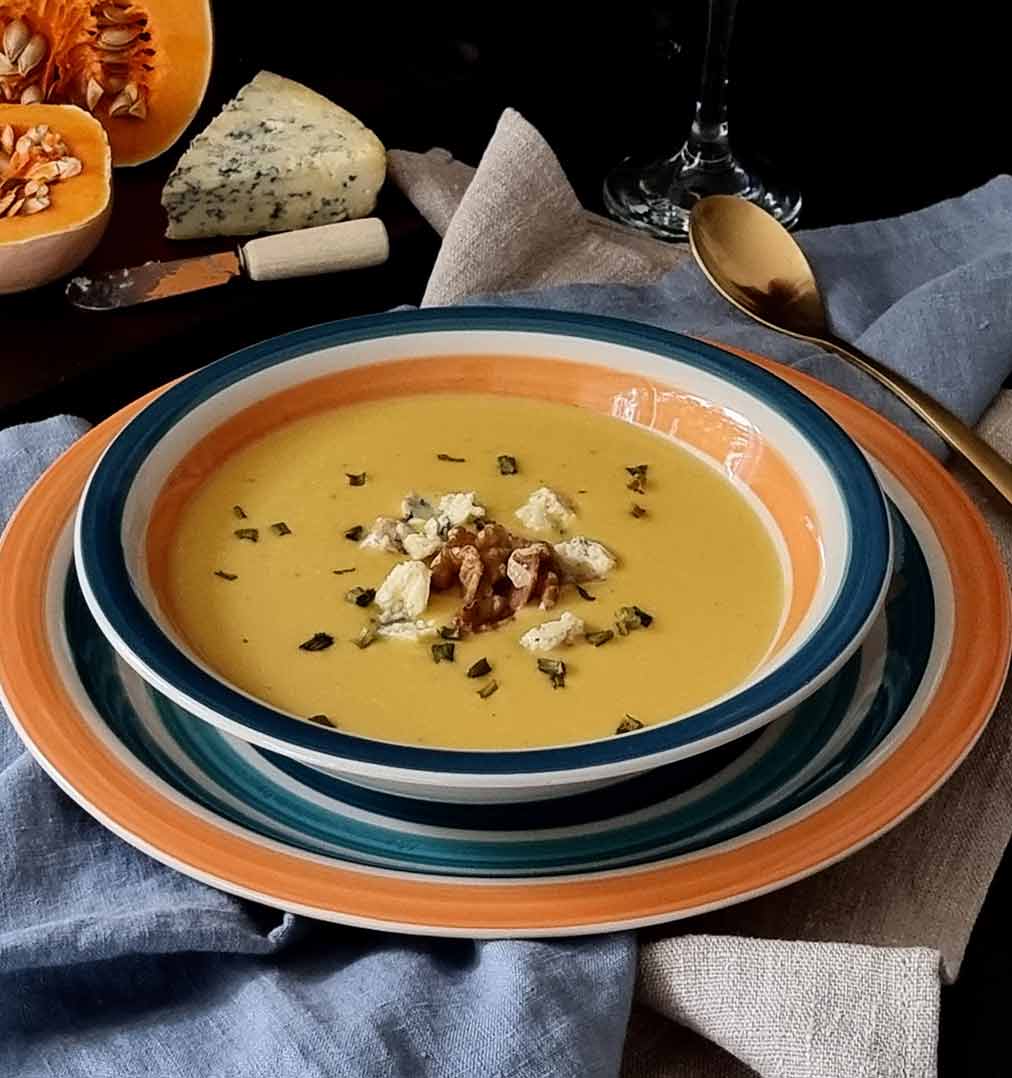 Crema de calabaza con toque suave de roquefort