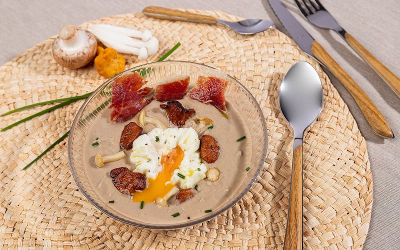 crema de setas cocinada en Olla de acero inoxidable