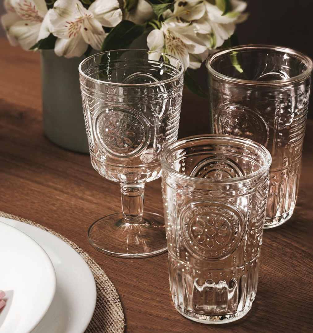 Cristalería sofisticada con cristal grabado