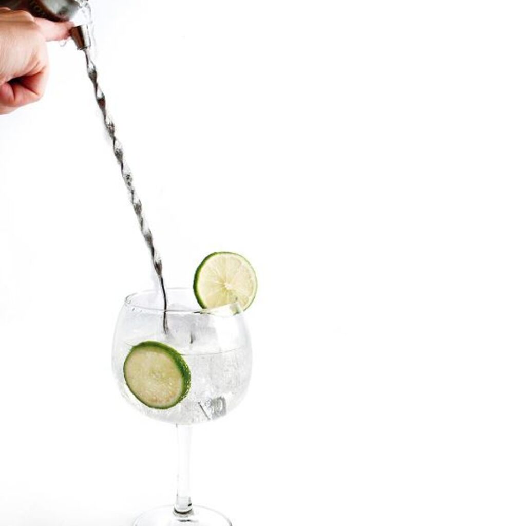 Entre los utensilios de coctelería, la cucharilla de bar es uno de las top