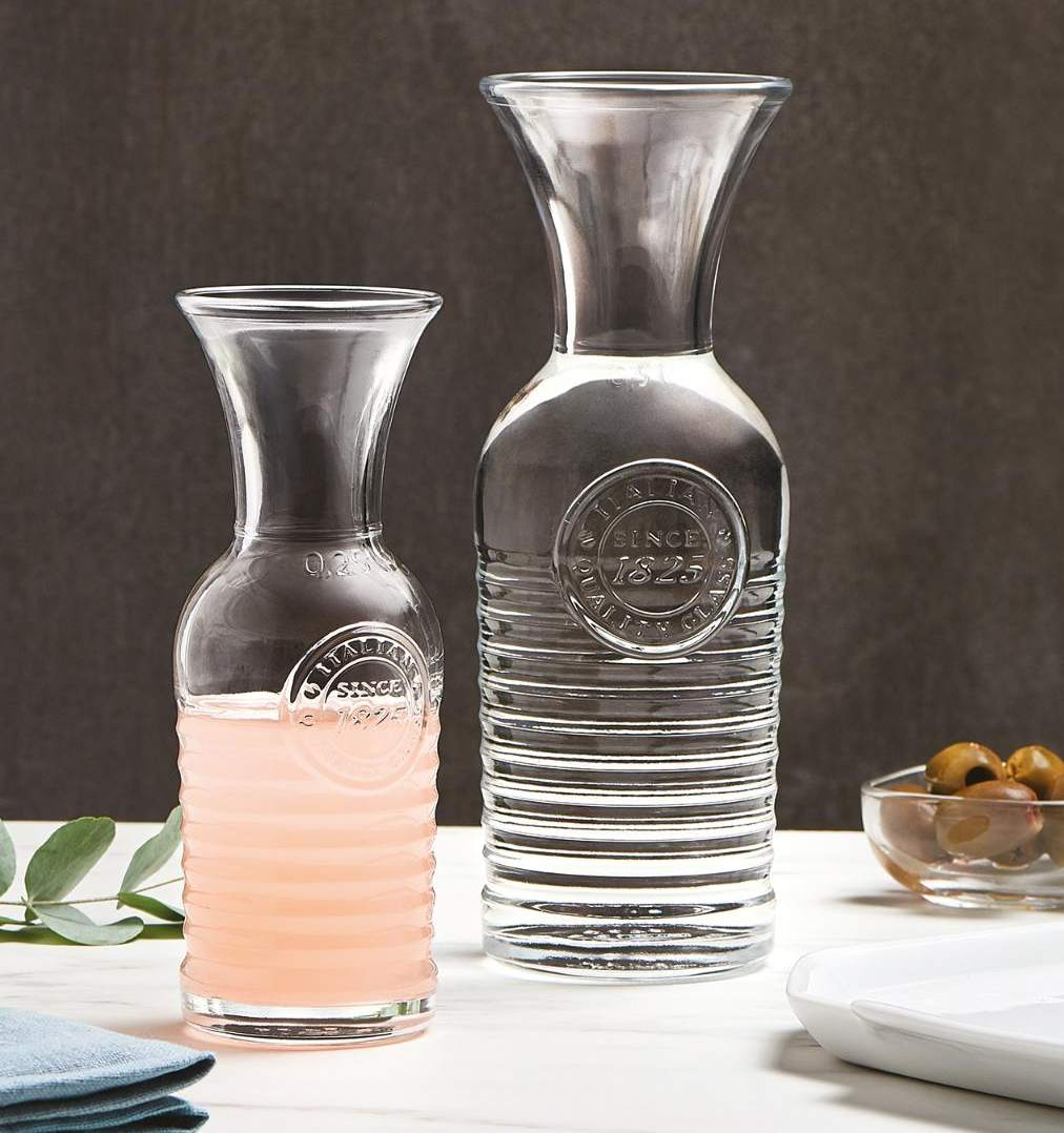 Dos botellas de agua de cristal