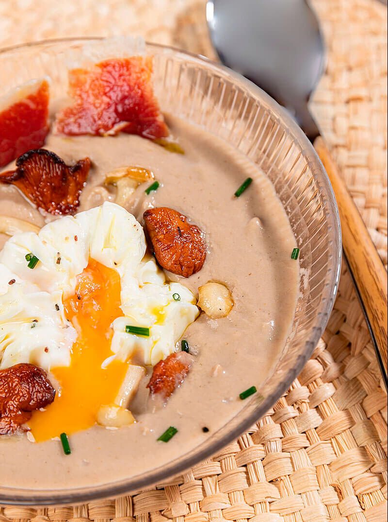 Crema de setas y jamón con huevos trufados