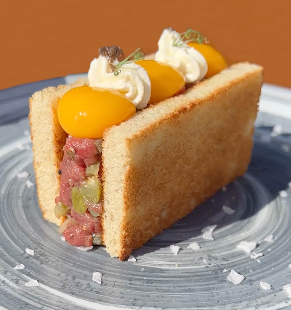 Emparedado de steak tartar crema de trufa y queso