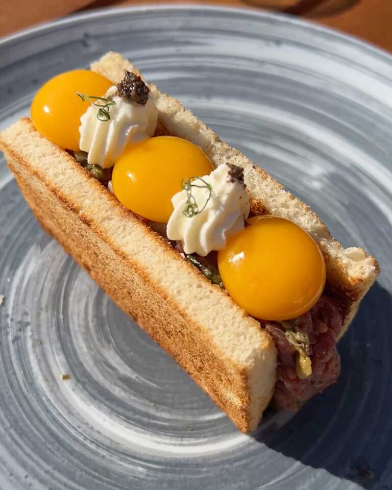 Emparedado de steak tartar crema de trufa y queso