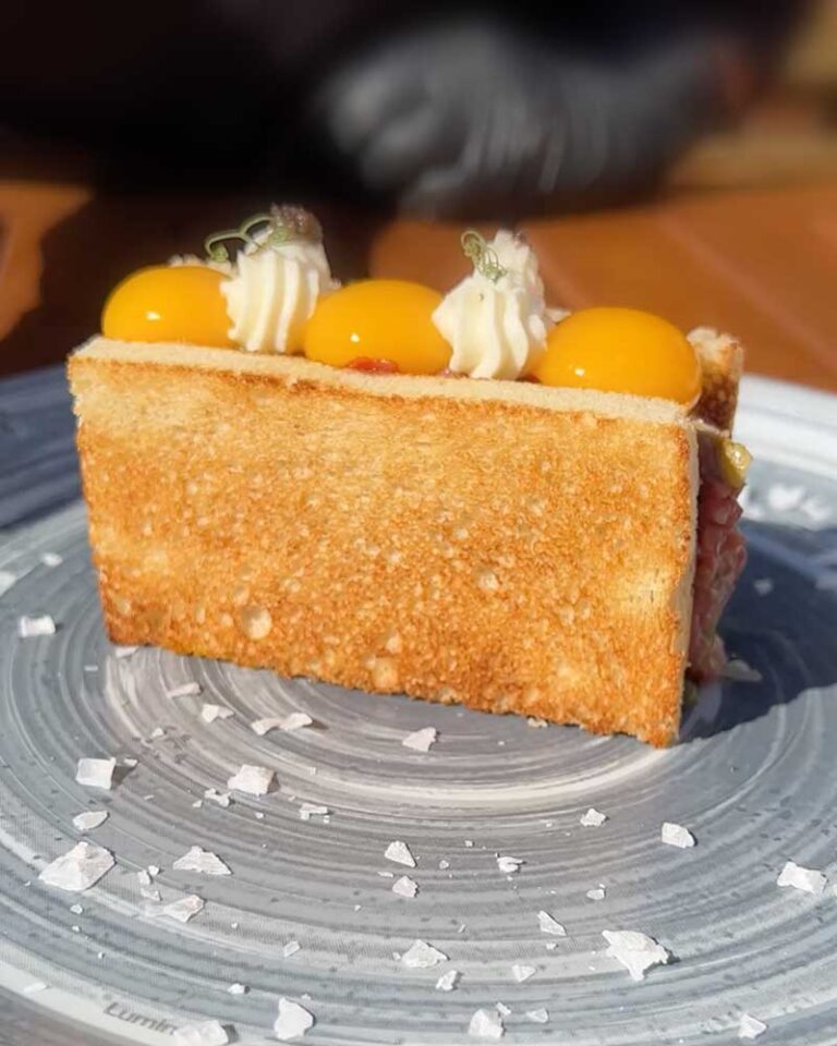 Emparedado de steak tartar crema de trufa y queso