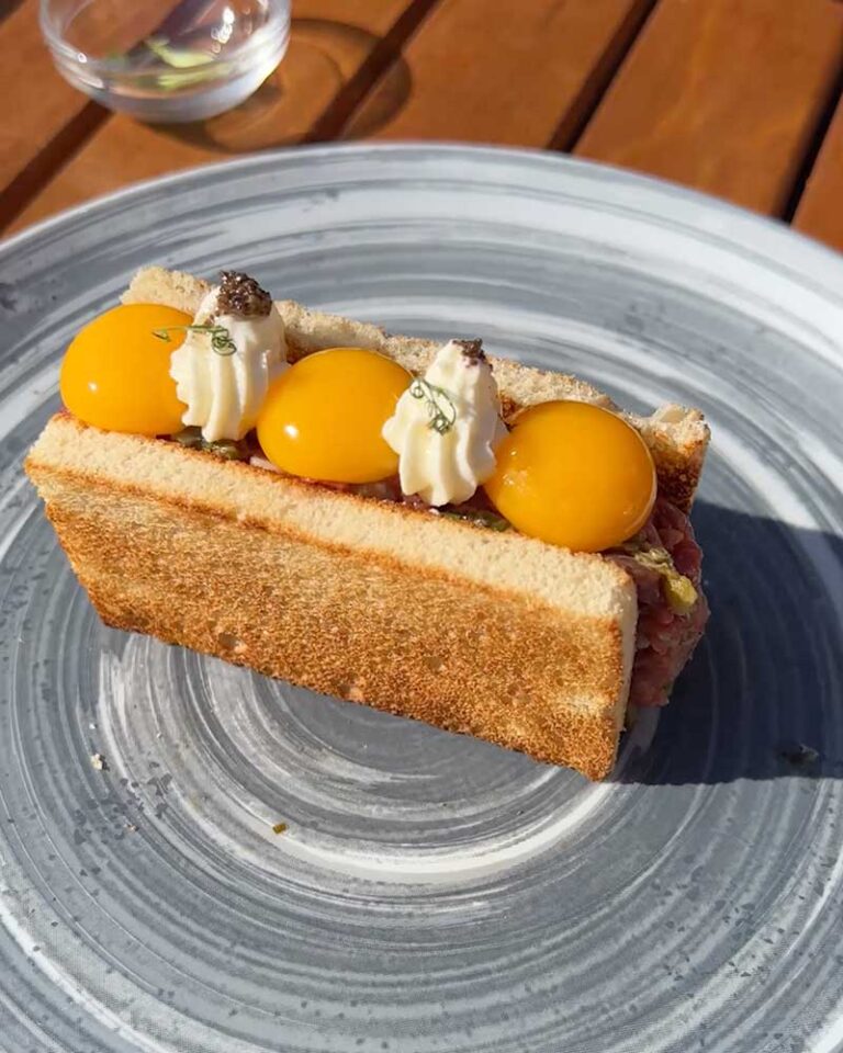 Emparedado de steak tartar crema de trufa y queso