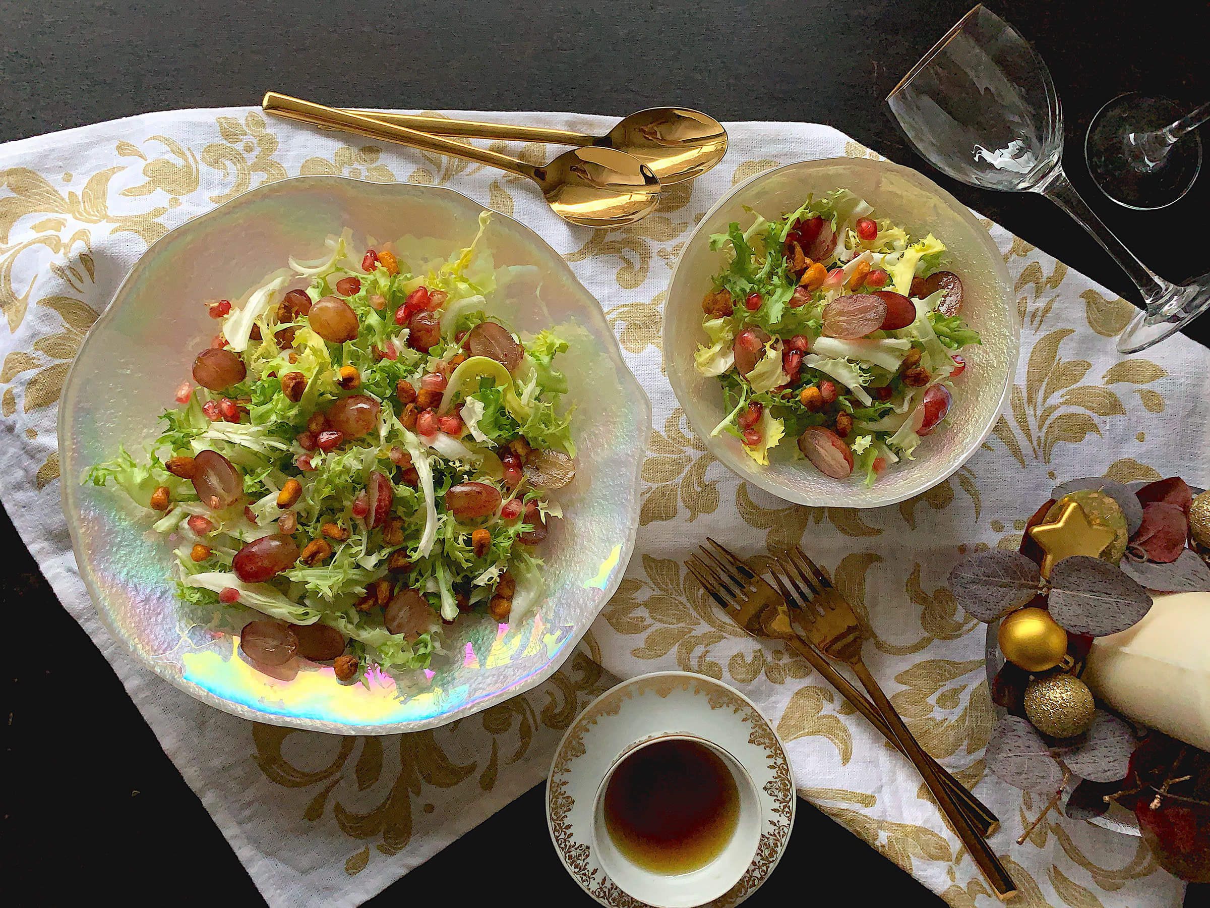 Ensalada de navidad con perlas de granada y crujiente de maíz