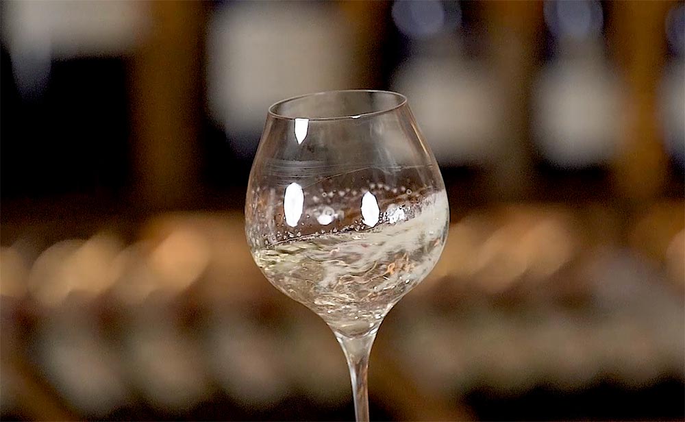 Catar un vino espumoso Chardonnay en tres copas diferentes