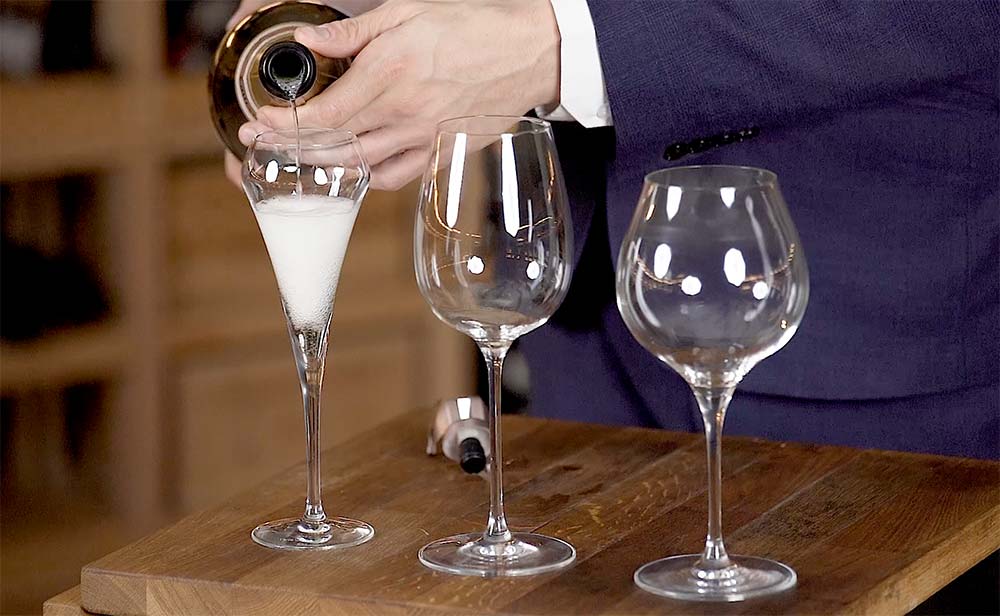 Catar un vino espumoso Chardonnay en tres copas diferentes