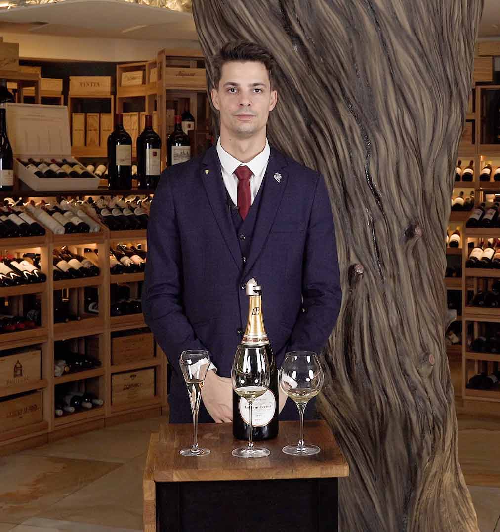 Catar un vino espumoso Chardonnay en tres copas diferentes