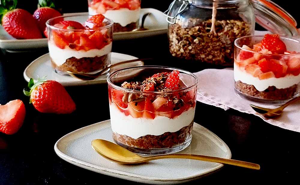 Vasitos de fresas con crema de mascarpone y granola