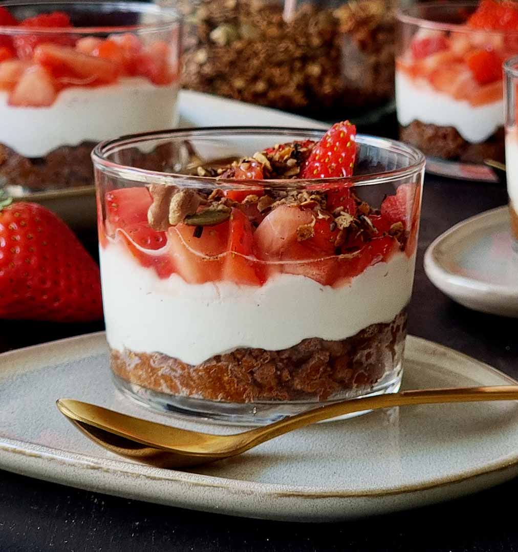 Vasitos de fresas con crema de mascarpone y granola