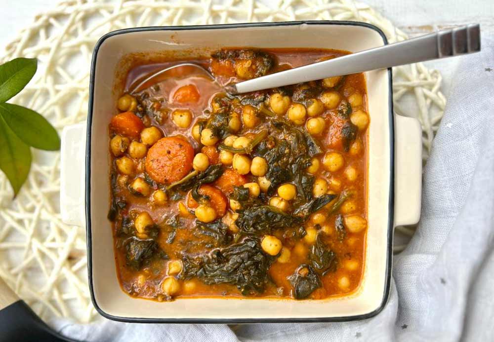 Receta fácil de garbanzos con espinacas. Tradicional y vegana.