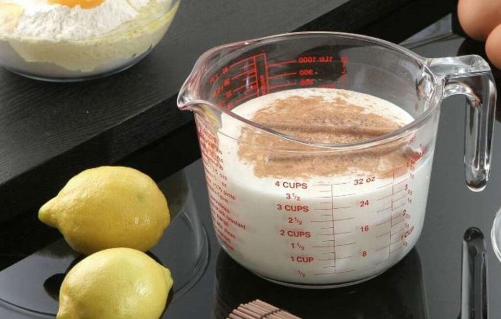 Uno de los artículos de repostería más útiles es la jarra medidora