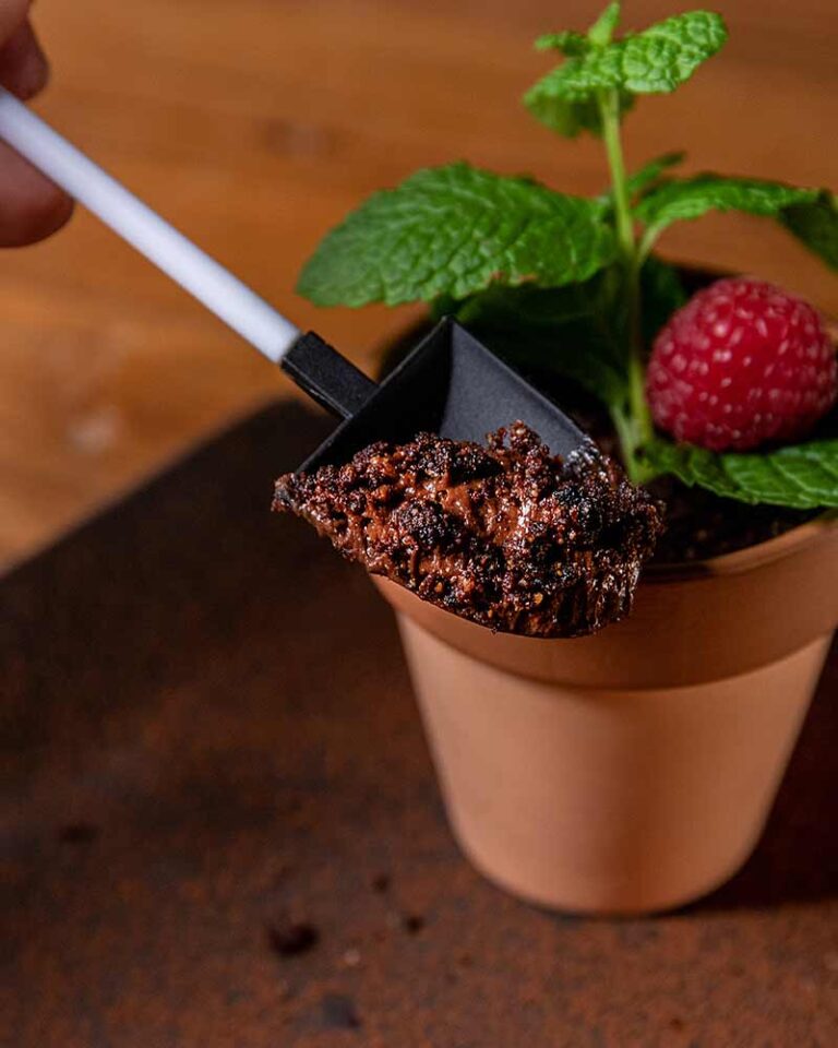 Maceta de mousse de chocolate con crumble de cacao